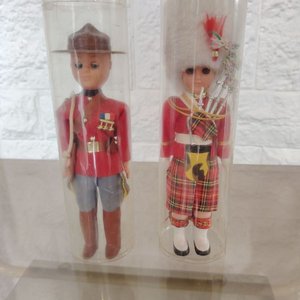 Dos Muñecos de Colección en Tubos Transparentes - imagen 2