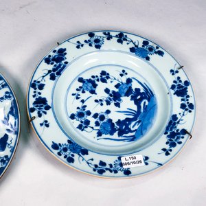 Dos Platos Antiguos de Porcelana Azul y Blanca con Diseño Floral - imagen 4