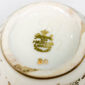 Conjunto de Porcelana Inglesa: Plato con Pimentero, Salero y Florero Floral - imagen 5