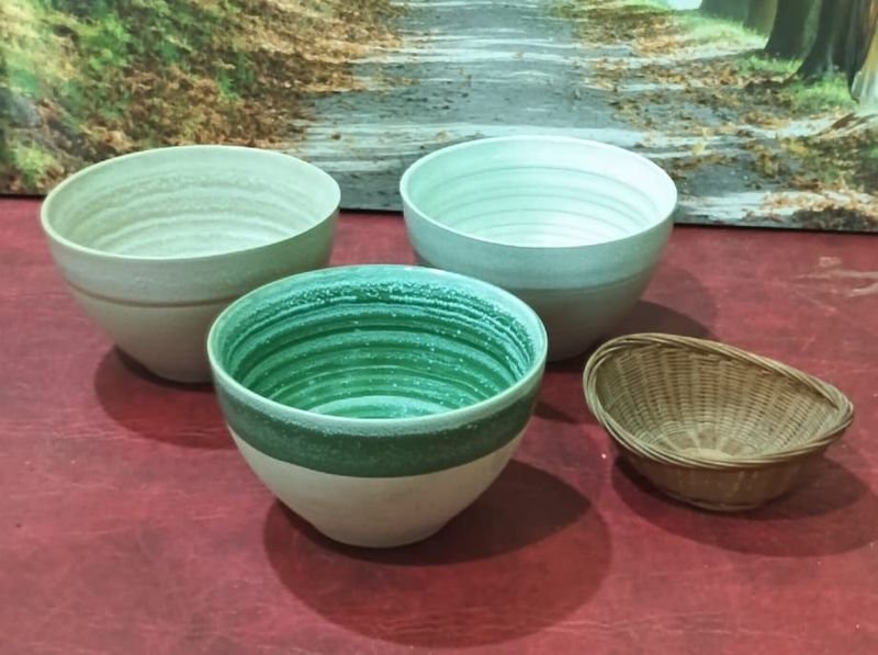 Lote anterior: Tres tazas de cerámica en un cesto pequeño