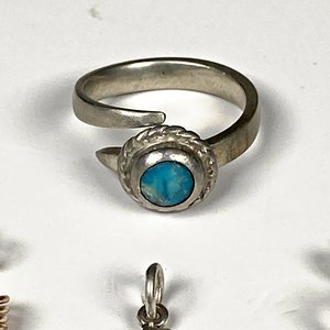 Conjunto de Joyería: Anillo con Turquesa, Colgante de Plata y Aretes Enchapados - imagen 3