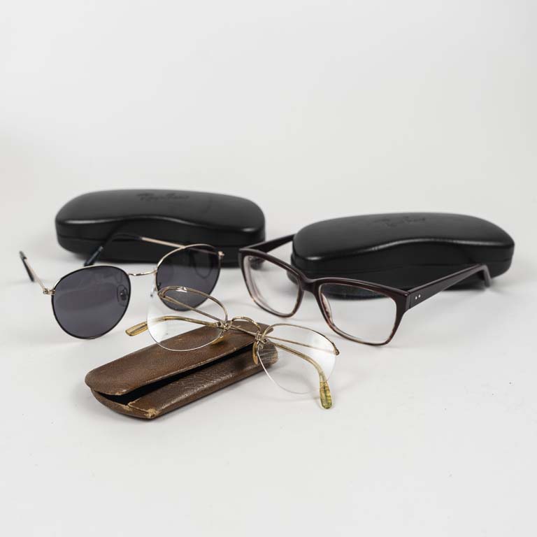 Lote siguiente: 3 Pares de Lentes con Estuches: Uno de Sol, 2 con Aumento. Con Detalles.