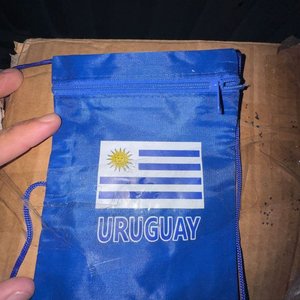 Lote siguiente: Bolso con Cierre y Bandera de Uruguay