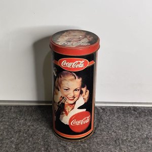 Lata Grande Coca-Cola Vintage con Imagen de Mujer - imagen 4