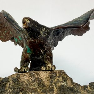 Centro de Granito Negro con Escultura de Águila en Bronce - imagen 4