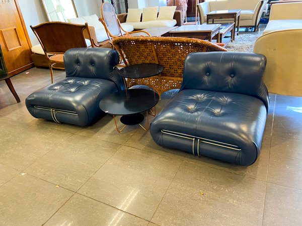 Par de Sillones de Cuero Azul con Mesa Auxiliar Negra - imagen 1