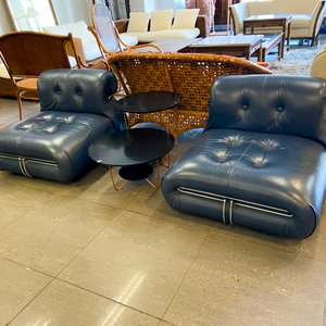 Par de Sillones de Cuero Azul con Mesa Auxiliar Negra - imagen 1