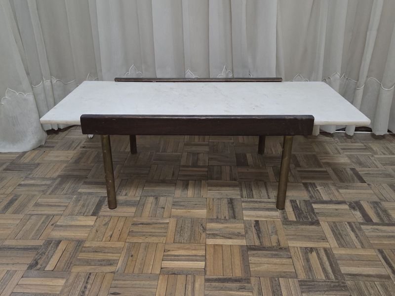 Mesa de Diseño con Tapa de Mármol y Estructura Metálica