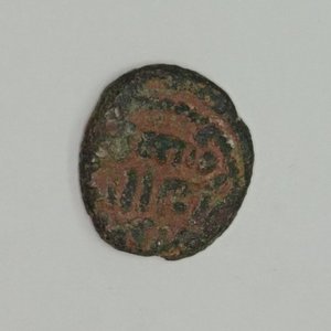 Moneda Islámica Medieval de Bronce del Califato Omeya (1.8g) - imagen 2