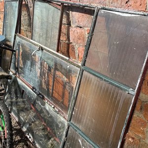 Lote siguiente: Ventanal Antiguo con Marcos de Metal