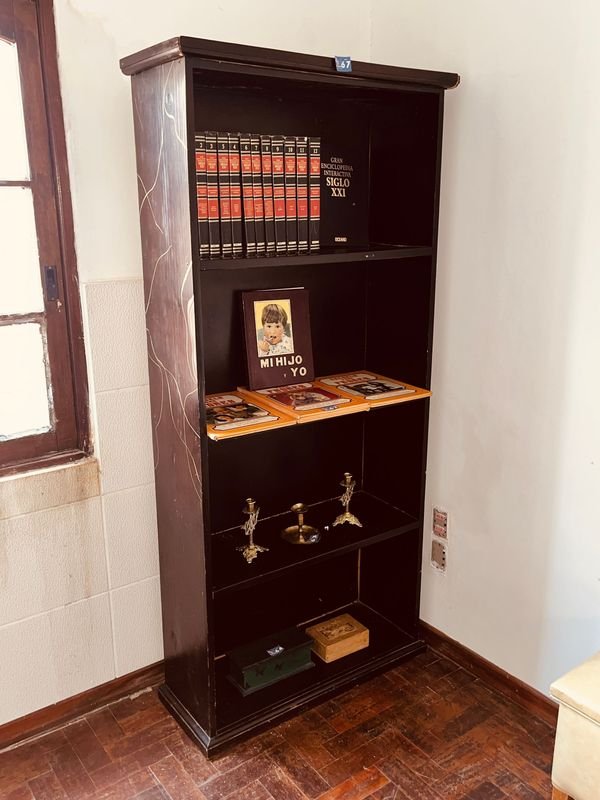 Biblioteca de Madera Oscura con 4 Estantes y Detalles Decorativos
