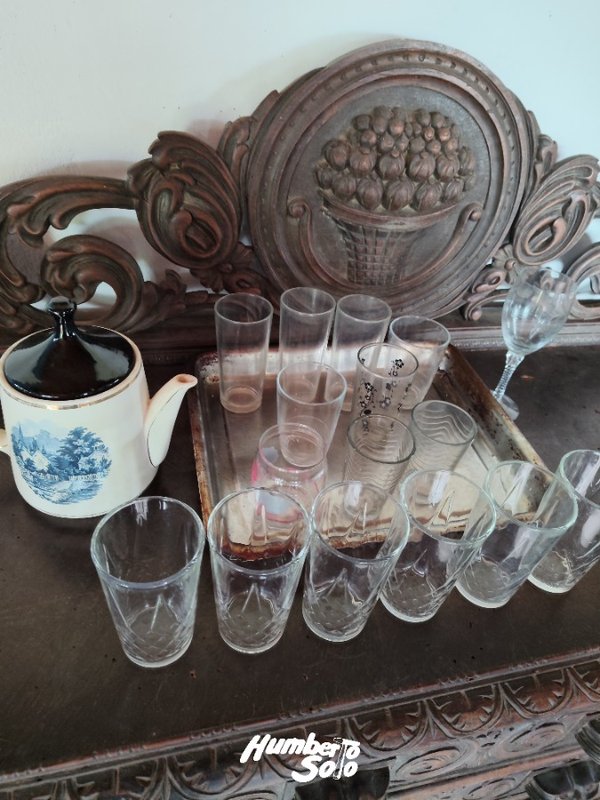 Bandeja Acero Inoxidable con Vasos de Vidrio, Lechera de Porcelana y Más - imagen 1