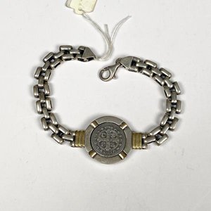 Lote siguiente: Pulsera Gruesa de Plata con Medallón Central de San Benito, 19 cm