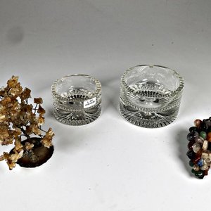 Cuatro piezas decorativas: dos ceniceros de cristal, racimo de piedras y árbol de cuarzo - imagen 2