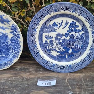 Tres Platos Decorativos de Loza Azul y Blanca con Escenas Tradicionales - imagen 7