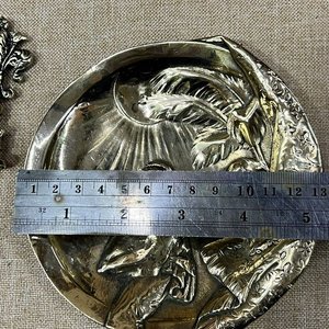 Lote de Dos Placas Decorativas en Relieve y Sello con Flor de Lis - imagen 3