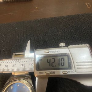 Reloj Armitron Elegante Esfera Azul Zafiro con Índices Brillantes y Detalles Dorados - imagen 7