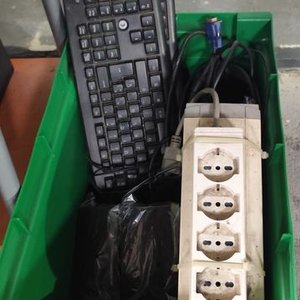 Escritorio con Monitor, Dos CPUs, Teclados, Silla Giratoria y Audio - imagen 4