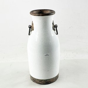 Lote siguiente: Florero en cerámica blanco argollas laterales en metal 36 cm
