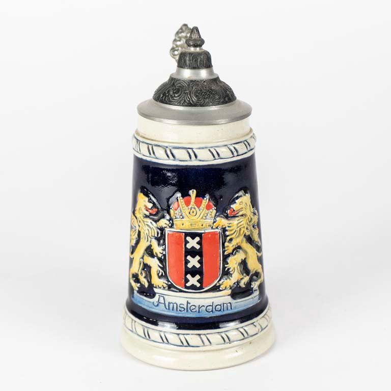 Jarra de cerveza holandesa con escudo en relieve y tapa de peltre - imagen 1