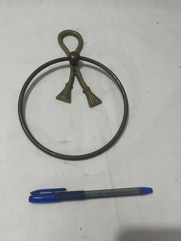 Toallero de bronce con diseño circular y detalles en forma de flecha - imagen 2