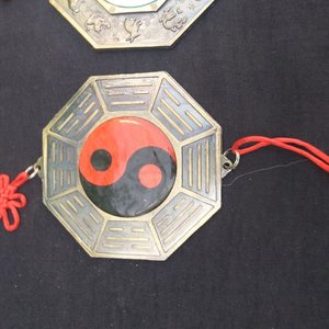 Lote de 10 Colgantes Ying Yang con Borlas Rojas - imagen 2