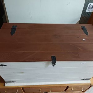 Baúl de Madera Blanco y Marrón con Herrajes Negros - imagen 3