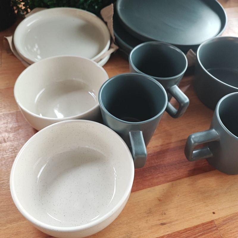 Vajilla de porcelana y metal en buen estado - imagen 2