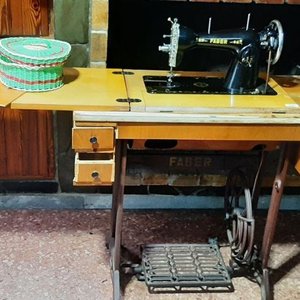 Lote anterior: Máquina de Coser Faber Antigua con Mueble para Restaurar y Costurero Verde