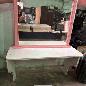 Mueble Tocador Blanco con Repisa Colgante y Marco Rosa - imagen 4