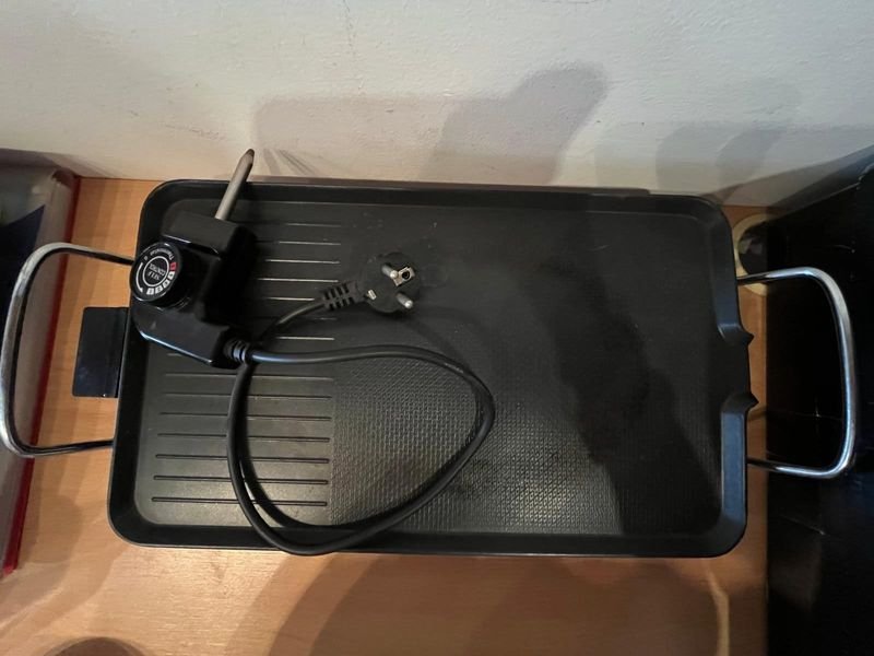 Plancha gril eléctrica metal negro en buen estado