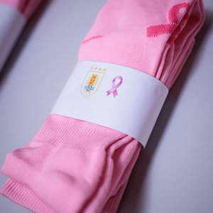 Par de Medias Rosas con Logo de Uruguay y Cinta de Concientización - imagen 1