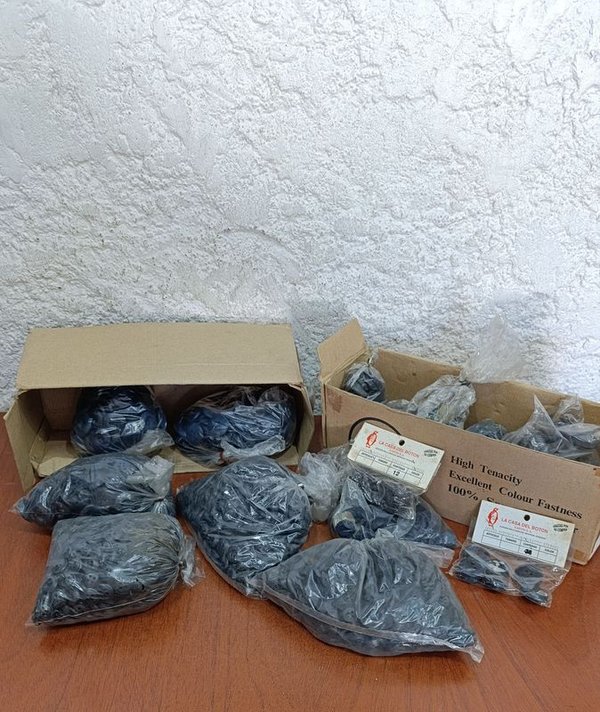Botones en cajas con etiquetas de alta tenacidad