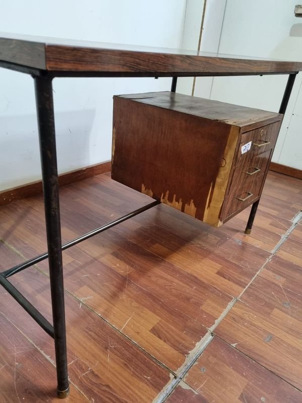 Escritorio Con Cajonera en Madera con L712 y Tiene Levantado el Enchapado - imagen 5