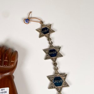 Seis Piezas: Amuletos Varios y Manos de Madera - imagen 5