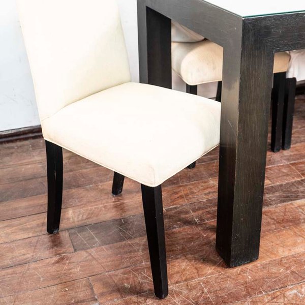 Mesa de comedor con seis sillas tapizadas en pana beige con fundas blancas - imagen 2