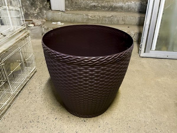 Maceta Grande de PVC Marrón Texturizado - Alto 54 cm - imagen 1
