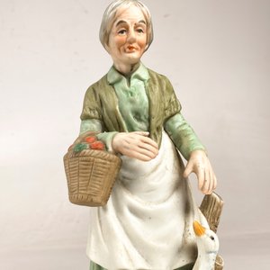 Figura "Anciana Alimentando al Ganso" en Biscuit, 20 cm - imagen 4