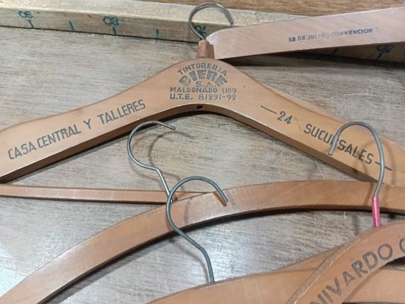 Perchas vintage de madera en buen estado - imagen 4