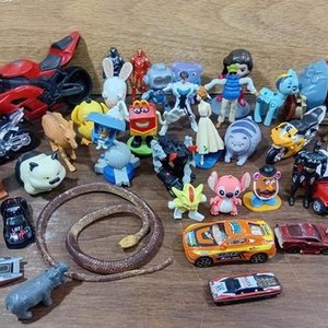 Lote de Juguetes Coleccionables McDonald's y Personajes Varios - imagen 7