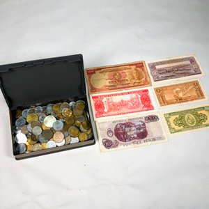 Caja con 212 Monedas y Lote de Billetes Antiguos - imagen 2