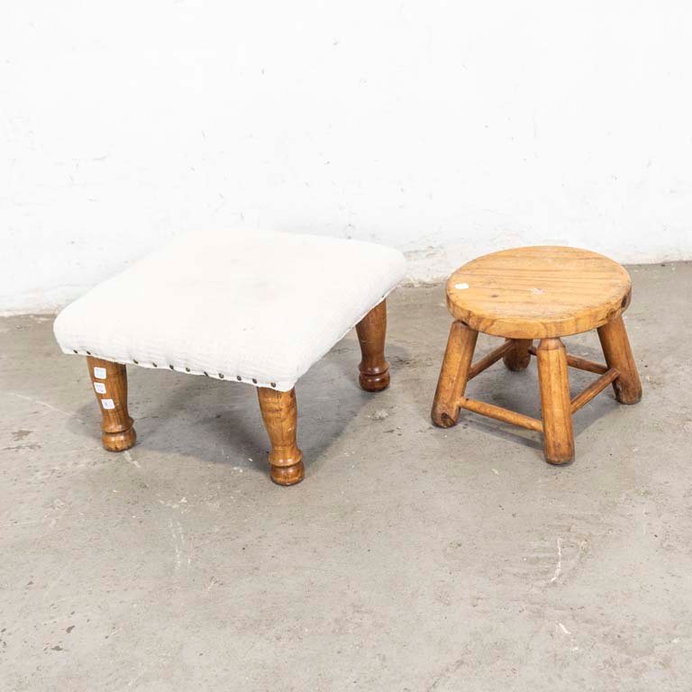 Lote siguiente: Par de banquetas rústicas con patas flojas y taburete bajo