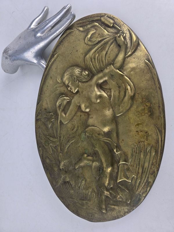 Placa Art Nouveau en Bronce con Figura Femenina y Naturaleza