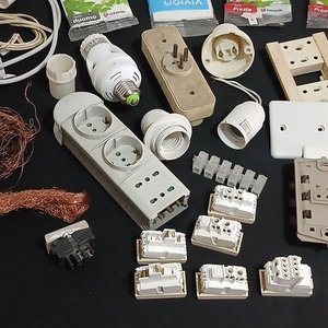 Lote de Artículos Eléctricos: Tomas, Tapas, Fichas y Más - imagen 3