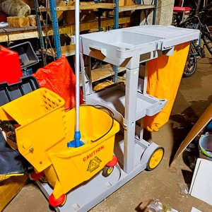 Lote siguiente: Carro de limpieza con mopa y tacho