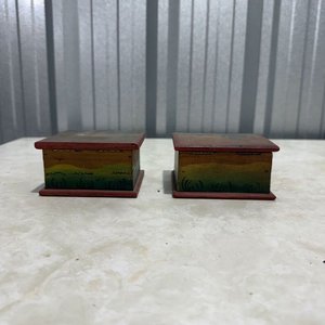 Lote siguiente: Par de Cajas de Madera Artesanales con Paisaje de Cactus