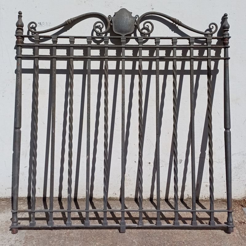 Lote siguiente: Puerta de hierro forjado antigua