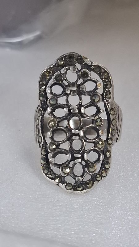 Anillo de Plata con Diseño Calado y Piedras