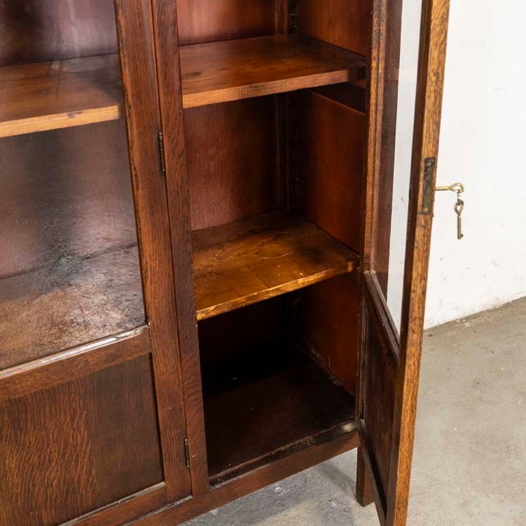 Biblioteca de roble con puertas de vidrio y estantes interiores - imagen 2