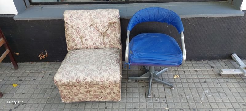 Lote siguiente: Silla y escritorio tipo sillón en cuero